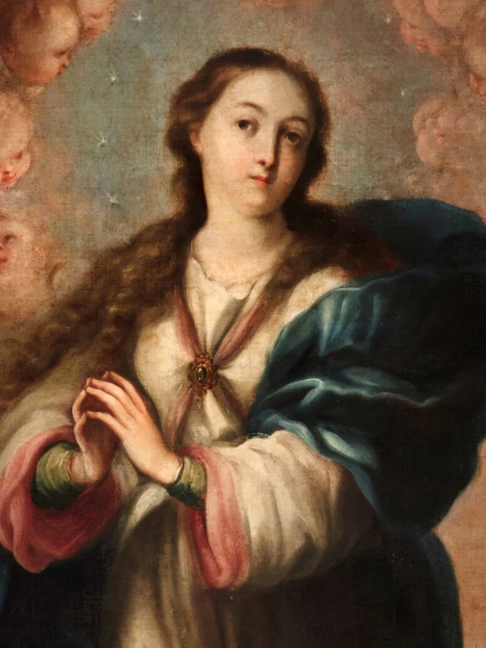 La Virgen de medio cuerpo, manos unidas sobre el pecho